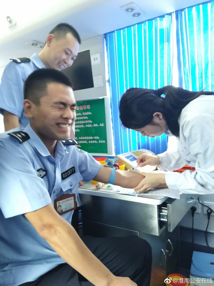 疼skr人！警察在移动献血车上的表情包亮了