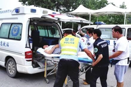 命悬一线牵动人心，救护车临危不乱治病救人_